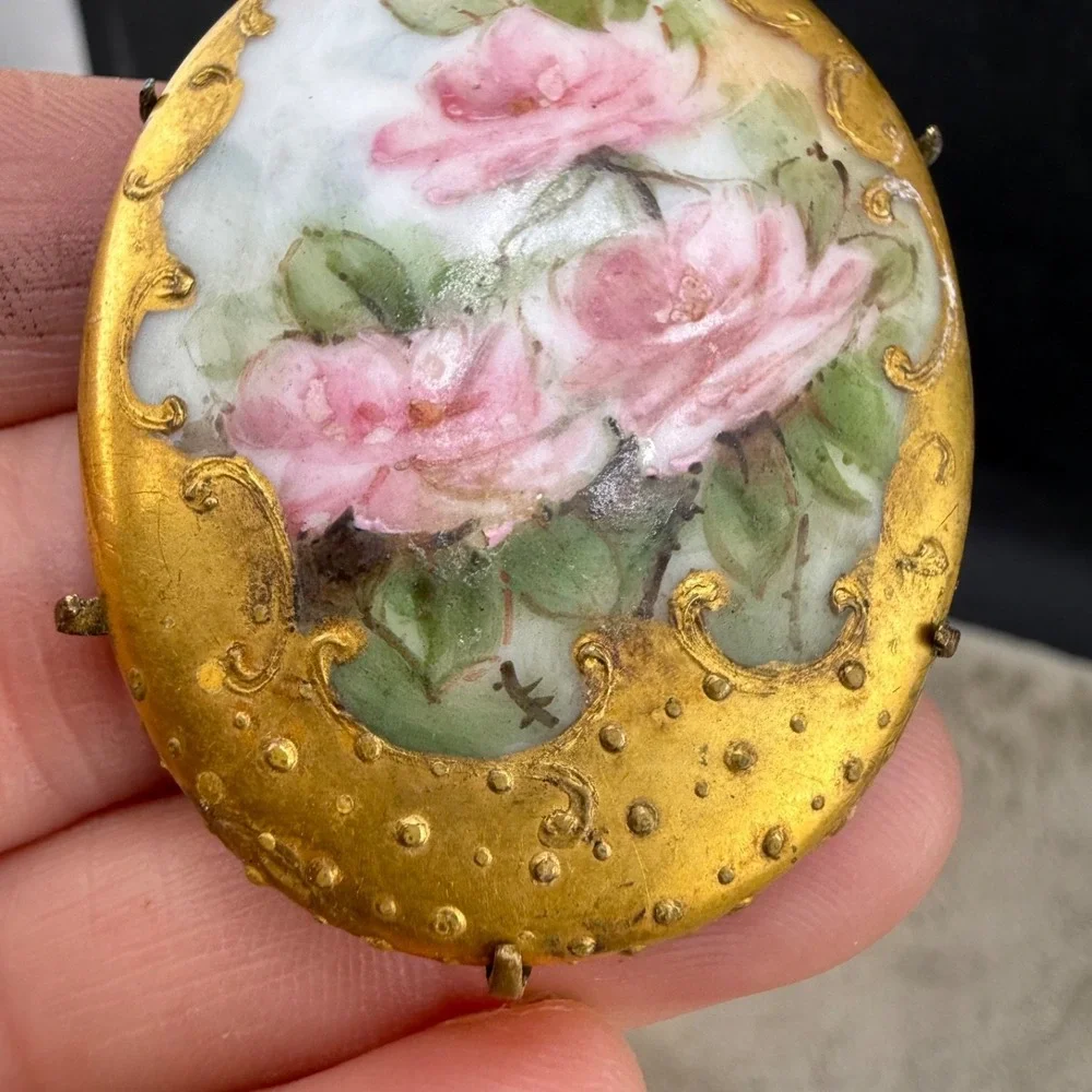 Vintage Hand Painted Porcelain Brooch‎ Gold Tone Floral